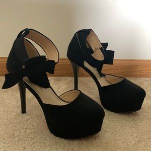 Black Pumps